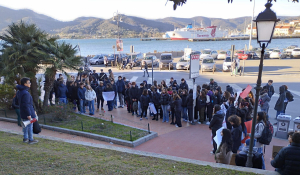 La protesta degli studenti del Foresi: &quot;chiediamo che sia garantito il nostro diritto allo studio in edifici sicuri&quot;