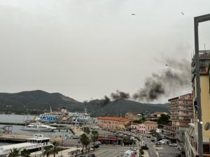 Fumi delle vecchie navi che inquinano l&#039;aria del porto