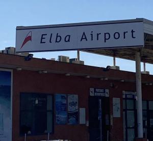 L&#039;Elba è bella anche imperfetta, ma il degrado dell&#039;aeroporto è un vero peccato