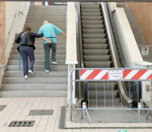 Fotonotizia: scala mobile della stazione marittima fuori servizio (da mesi)