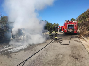 Auto va a fuoco sulla strada del Monumento