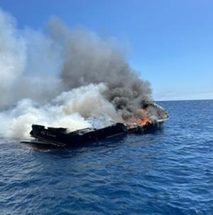 Incendio a bordo di una imbarcazione di 22 metri: 3 persone tratte in salvo dalla Guardia Costiera