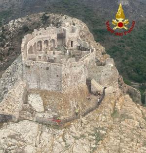 Cade sul sentiero che porta al Castello del Volterraio, soccorso dai Vigili del Fuoco