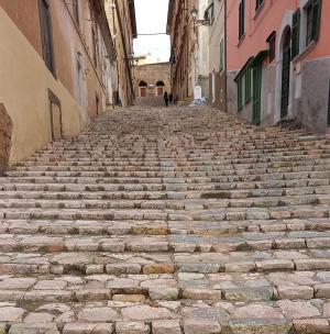 Interventi di pulizia straordinaria in centro storico a Portoferraio