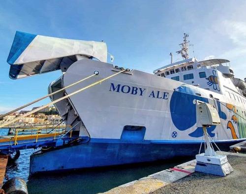 Moby ferme a banchina, disagi per la cittadinanza