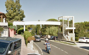 Procchio: sospensione del traffico sulla SP 25 per reinstallare la passerella pedonale dell&#039;Hotel Perla del Golfo