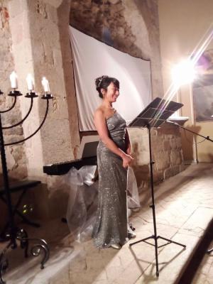 Canto, candele e commozione per il concerto di Yuka Kobayashi a San Piero