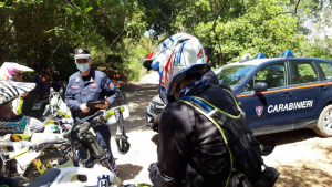 Con le moto sugli scogli a Lido di Capoliveri, sanzionate due persone