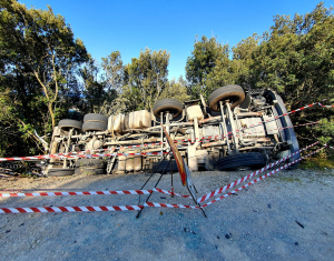 Fotonotizia: il camion fuoristrada in attesa di rimozione