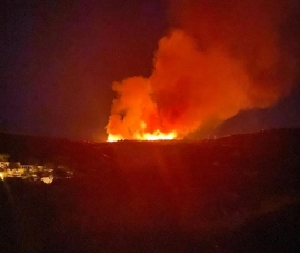 Ore 20: riprende l&#039;incendio a Castancoli,  evacuata una casa minacciata dal fuoco  