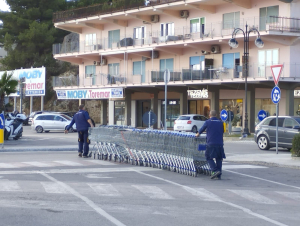 Fotonotizia: Il ritorno all&#039;ovile dei carrelli smariti - come pecorelle - in centro storico