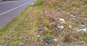 Bene tagliare l&#039;erba dai bordi strade, ma è troppa la plastica trinciata che resta