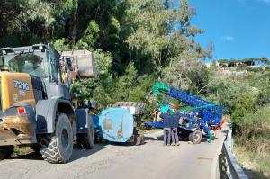 Un trattore si rovescia sulla carreggiata. SP 29 Bivio S.Piero-S.Ilario-La Pila momentaneamente chiusa al transito