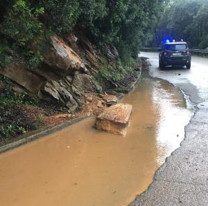 Maltempo all’Elba. Dopo l&#039;albero caduto sulla SP 25, un masso è franato sulla carreggiata della SP 26