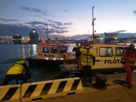 Livorno: Ubriaco ruba una pilotina, sfugge a lungo alla caccia della C.P. e  tampona un traghetto