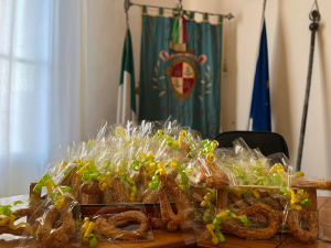 Il Comune di Porto Azzurro dona agli anziani il dolce delle feste pasquali