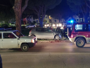 Tampona un&#039;auto finisce fuori strada contro un albero sulla variante (fotocronaca)