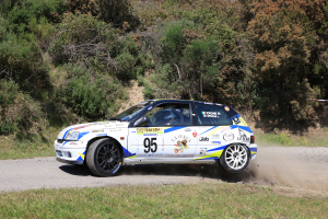 Consegna del trofeo in ricordo di Elio Niccolai, da sempre la vera anima del Rallye Elba