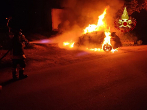 Fotocronaca: un&#039;automobile va a fuoco a San Martino