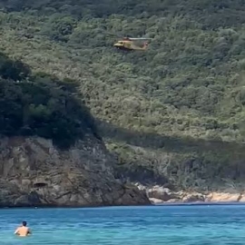 Cade su una scogliera nei pressi della spiaggia della Lamaia, interviene Pegaso (video)