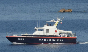 Imbarcazione in avaria al largo di Capo Bianco, sei persone tratte in salvo da Carabinieri e Capitaneria