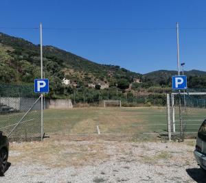 Rio Elba, considerazioni sul campo di calcio inutilizzato