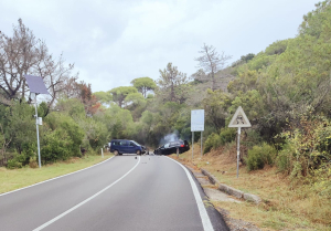 Scontro frontale sulla strada del Monumento, due i feriti