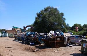 L’isola ecologica di Giannutri trasformata in discarica. Da oltre un mese non vengono ritirati i rifiuti