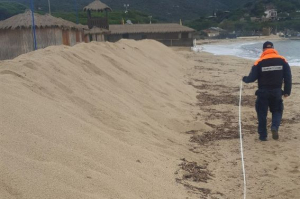 Operazione &quot;bastioni&quot; di sabbia. La Guardia Costoera denuncia le dune abusive