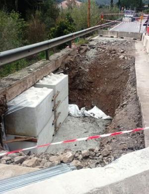 Rio: si riempie la voragine del Piano con casse di cemento armato