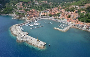 Si ferisce durante le manovre di ormeggio nel porto turistico di Rio Marina