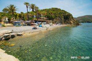 Yoga della risata, ogni lunedì sera riunione alla spiaggia dell&#039;Enfola