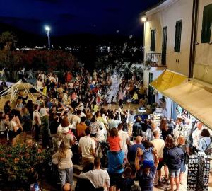 Un fiume di gente alla riuscita &quot;Notte Bianca&quot; di Marina di Campo