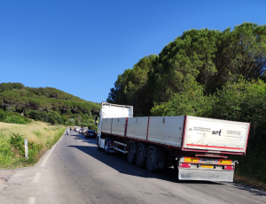 Una protesta per i cantieri aperti in strada nel ponte del 2 Giugno