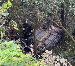 Auto fuori strada sul Capannone precipita nella scarpata ma la conducente resta illesa