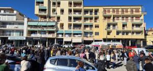 Tanti elbani al porto per manifestare contro il taglio dei traghetti