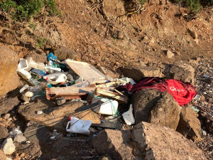 Rifiuti sulla spiaggia dei Mangani: Legambiente scrive a Comune e Parco Nazionale