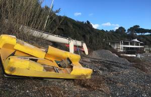 Il mare d’inverno non può essere trattato così. A Norsi incuria e rifiuti sulla bellezza