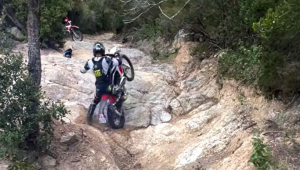 Moto sulle spiagge e nel Parco Nazionale, fermare i vandali e trovare un accordo con enduristi seri