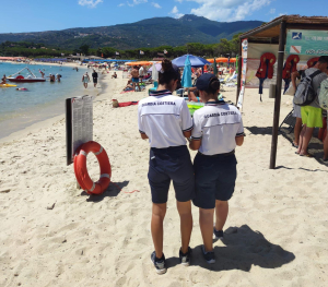 Posizionamento irregolare di attrezzature balneari su spiagge libere, sanzioni della Guardia Costiera