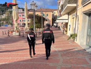 Carabinieri al lavoro (anche battendo le vie a piedi) per festività più serene