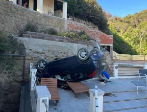 Sfonda il muro che delimita il parcheggio e cade con l&#039;auto nel giardino sottostante