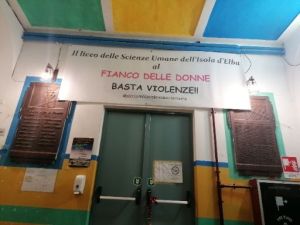 Fotonotizia: Studenti del liceo delle scienze umane al fianco delle donne