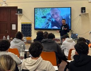 Gli alunni del Foresi incontrano l&#039;attivista Simone Scampoli