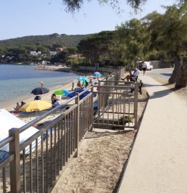 La passerella sul lungomare di Procchio torna nuovamente accessibile