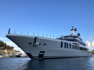 Alla Marina di Porto Azzurro è arrivato il superyacht Roe, 74 metri di lusso e design