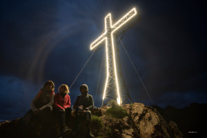 Porto Azzurro, torna ad essere illuminata la croce sul Monte Mar di Capanna