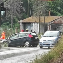 Incidente stradale auto in bilico sulla scarpata in località Le Grotte