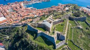 Portoferraio 1548. La fortezza da alto costruita sul colle grande e il duca  Cosimo