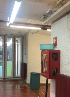 Piove all&#039;interno delle Scuole Medie di Viale Elba a Portoferraio